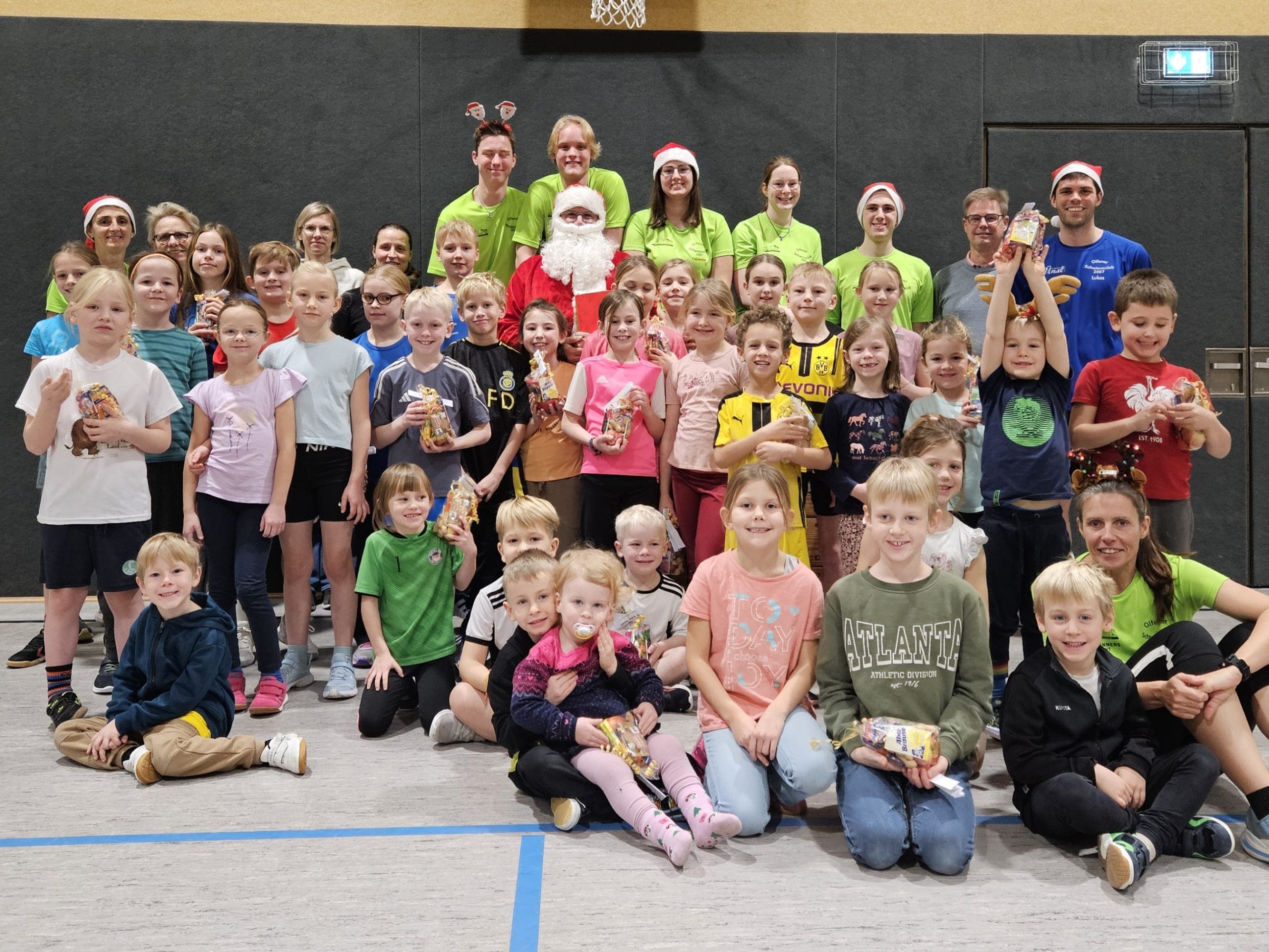 Der Weihnachtsmann besucht den OSC beim Athletiktraining