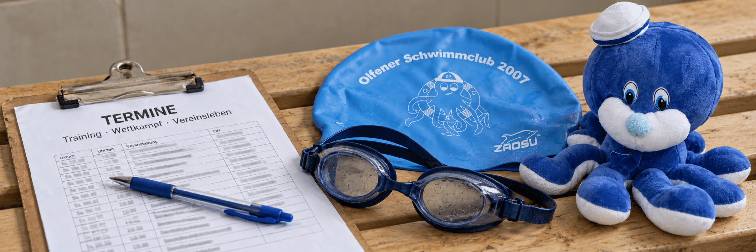 Termine des Olfener Schwimmclubs mit Vereinsbadekappe, Schwimmbrille und Maskottchen OSCar